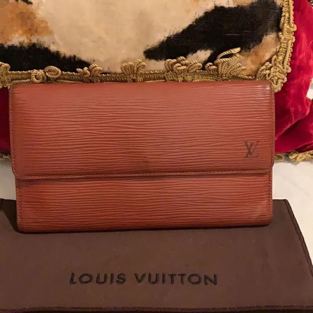 Authentic Louis Vuitton long epi wallet unisex